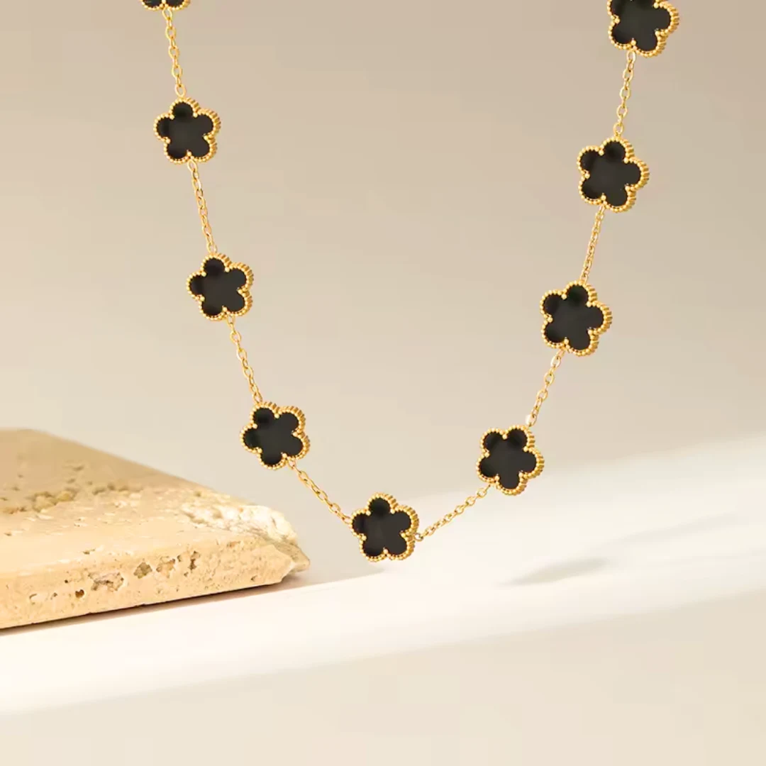 Halskette mit Perlmuttkleeblatt Alix – Bild 10